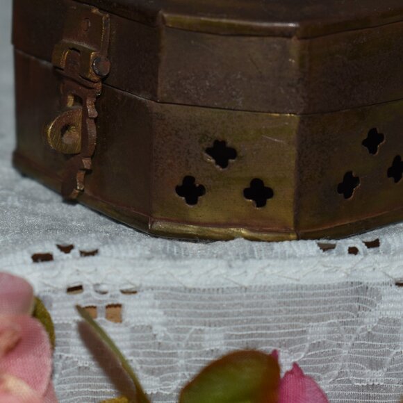 Vintage Antique Small Brass Incense Trinket Cricket Box Gothic Farmhouse Decor - Picture 5 of 14